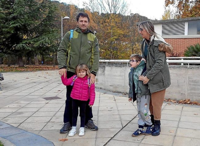noticasdenavarra hoide e ilargi junto a sus padres en Tierra Estella